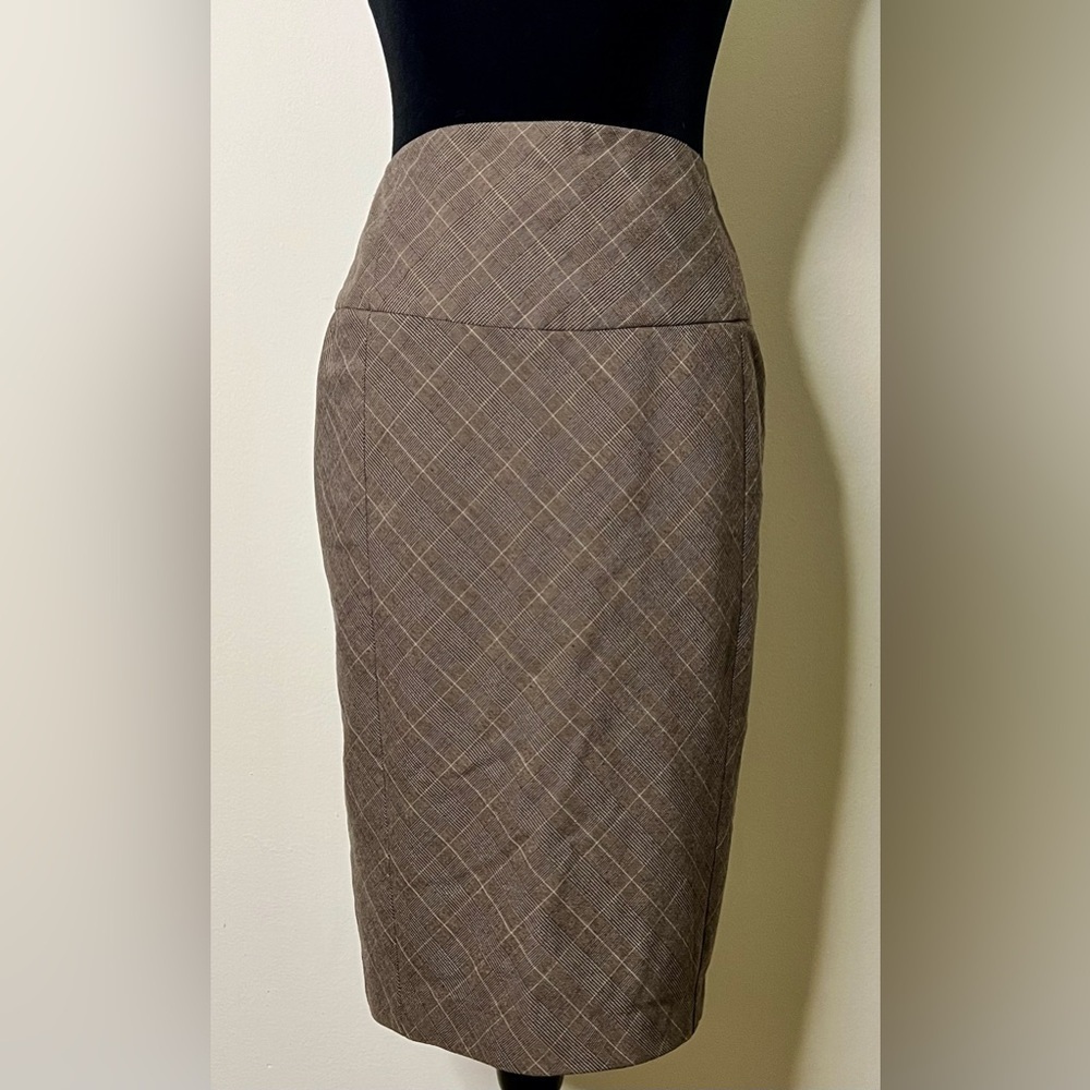 Ye Ye brown plaid pencil skirt. Fully lined. Zipper closure. Size small. EUC - Picture 2 of 7